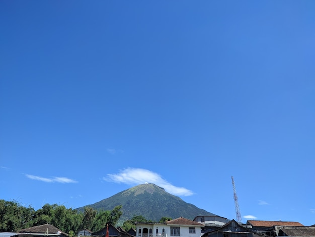 Un cielo blu limpido con una montagna sullo sfondo