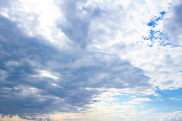 Un cielo blu nuvole bianche sullo sfondo del tempo di natura estiva