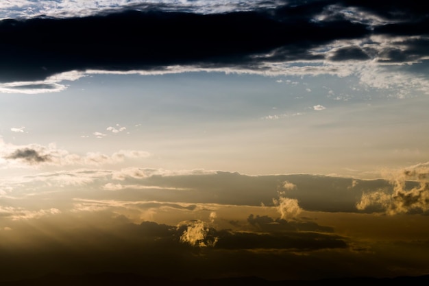 Un cielo con nuvole e un sole che è blu