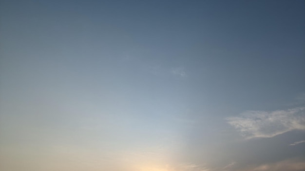 Un cielo limpido con poche nuvole e un cielo azzurro.