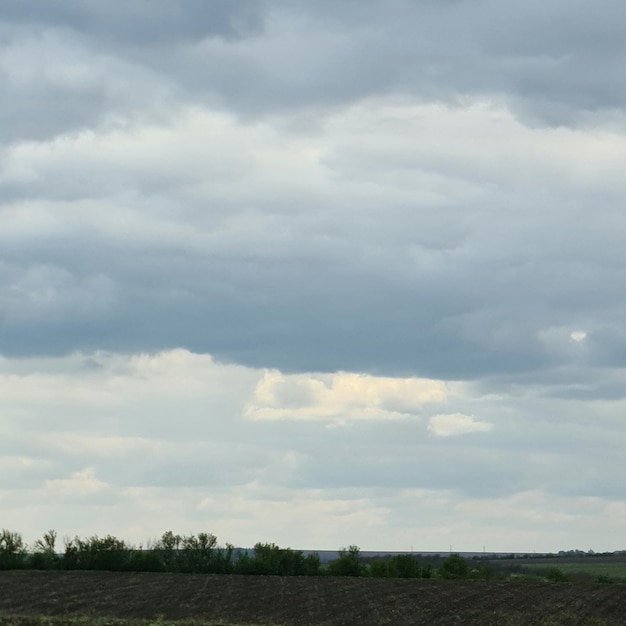 Un cielo nuvoloso con qualche nuvola dentro