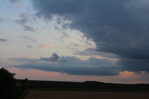 Un cielo nuvoloso sopra un campo