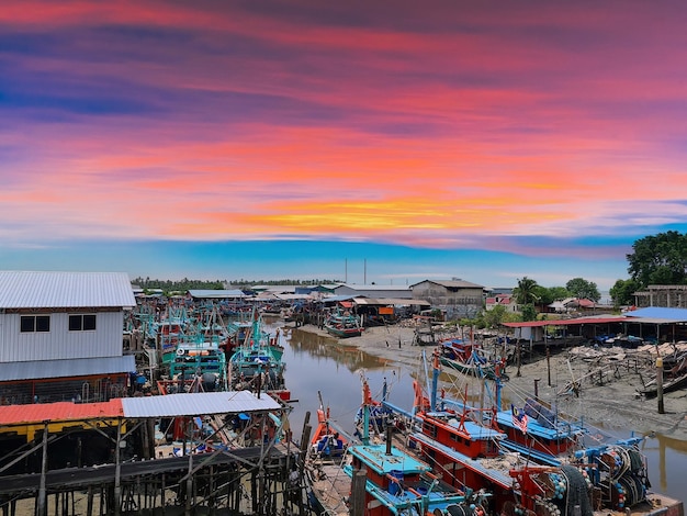 Un cielo panoramico è sopra un piccolo villaggio di pescatori di Sekinchan Malaysia
