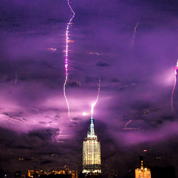 Un cielo viola con fulmini colpisce la cima di un edificio.