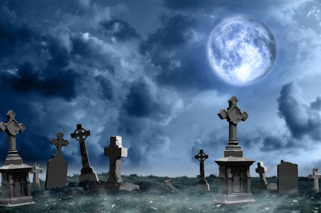 un cimitero con la luna piena nel cielo