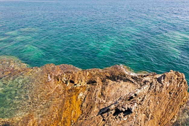 Un ciottolo sulla spiaggia. avvicinamento. mare Adriatico