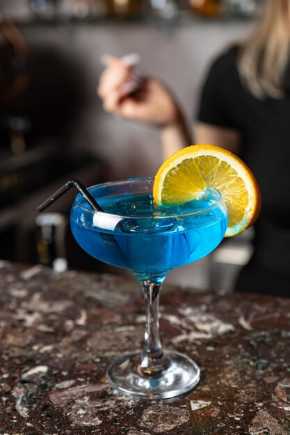 Un cocktail blu con una cannuccia e un drink blu con una cannuccia.