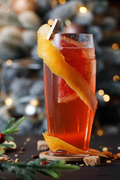 un cocktail di birra sulla tavola di Natale con un albero di Natale sfocato con luci sullo sfondo