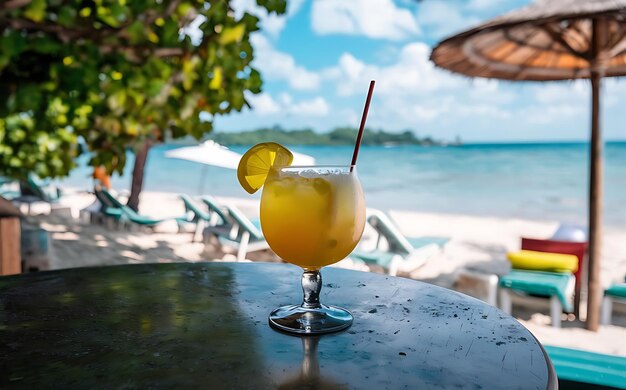 Un cocktail giallo a metà finito su un tavolo in un bar all'aperto su una spiaggia dello Sri Lanka