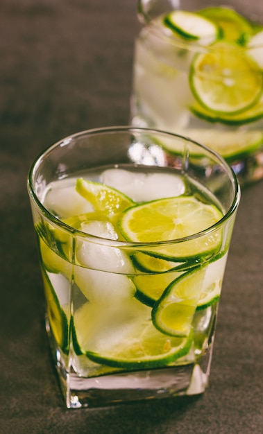 Un cocktail rinfrescante con limone verde e ghiaccio