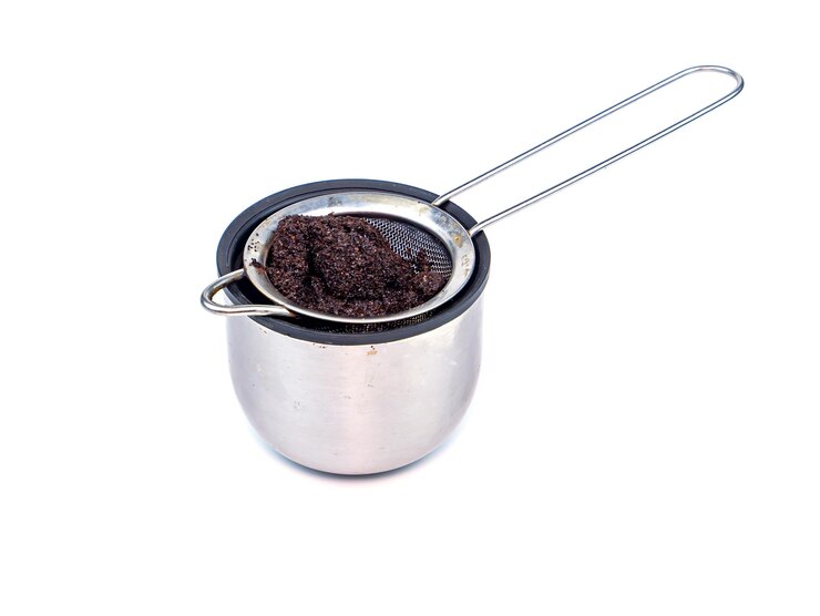 Un colino per filtrare il caffè o il tè versato in una tazza