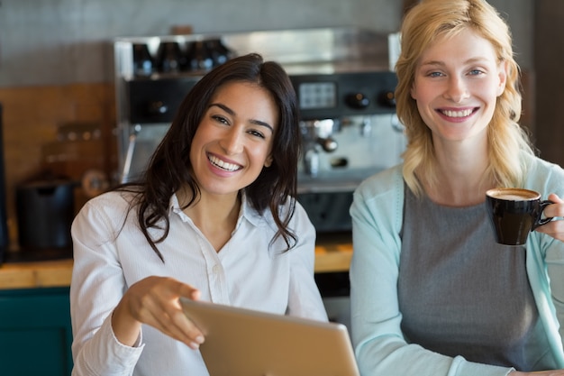 Un collega di lavoro che mangia un caffè nel bar