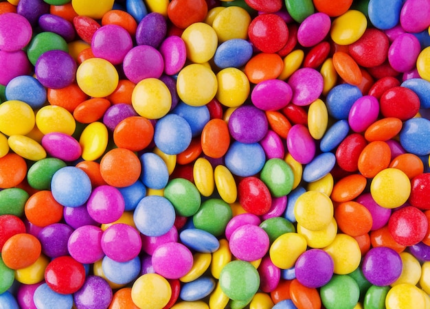 Un colorato e gustoso mazzo di caramelle al cioccolato o alla frutta.