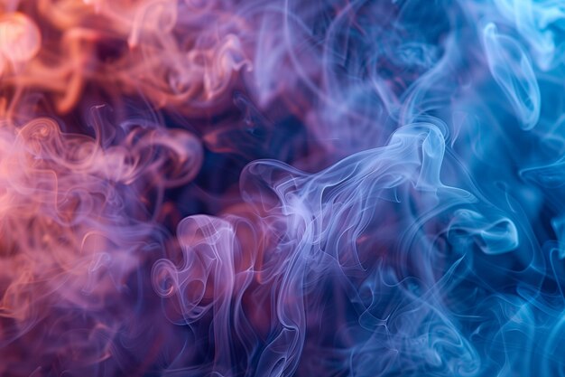 Un colorato modello di fumo con sfumature blu-rosso e viola