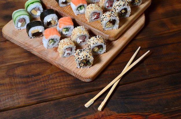 Un colpo dettagliato di una serie di rotoli di sushi giapponesi