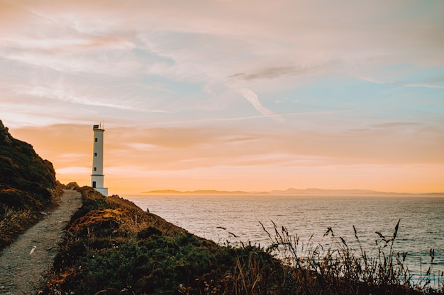 Un colpo orizzontale del faro bianco durante il tramonto