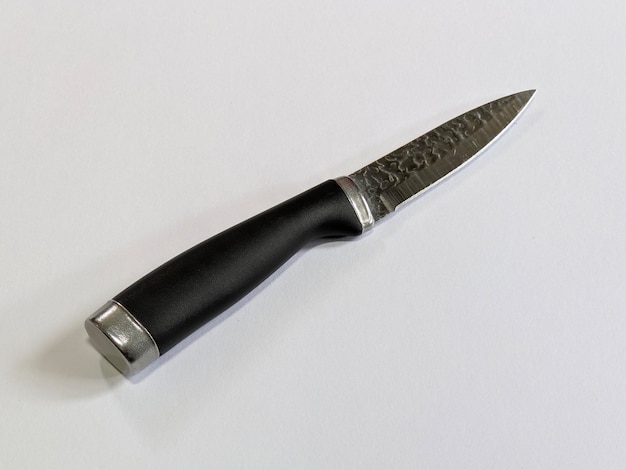 Un coltello d'argento nero su sfondo isolato
