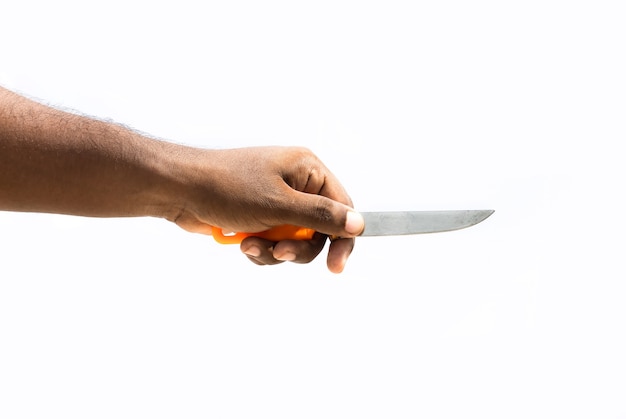 Un coltello da cucina usato su una mano maschile da vicino isolato su sfondo bianco