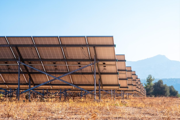 Un complesso di pannelli solari per la generazione di elettricità energia verde fattoria sfondo con copia spazio fo...