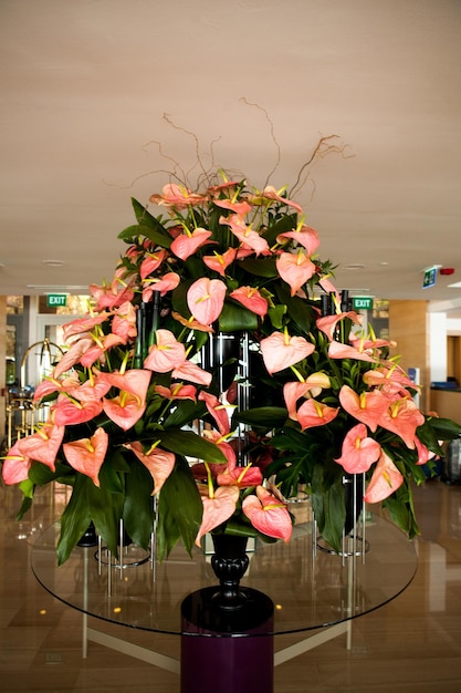 Un composito di fiori di calla raccolti in un enorme bouquet si trova in un vaso nella splendida hall dell'hotel