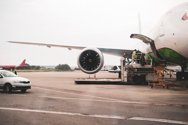 Un concetto di consegna aerea internazionale, servizio di equipaggio aeroportuale dell'aereo