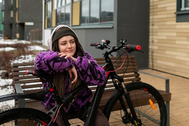 Un concetto di stile di vita sano una donna con dreadlocks e piercing sta aspettando amici sotto il