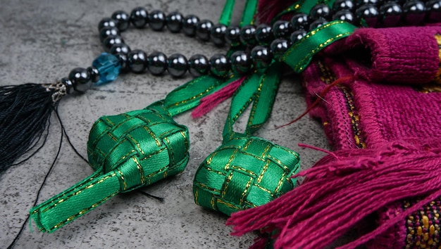 Un concetto islamico per Ramadhan Vista dall'alto di un tasbih sajadah con decorazione ketupat