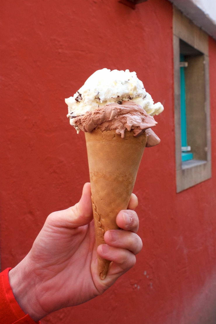 Foto un cono di gelato in mano