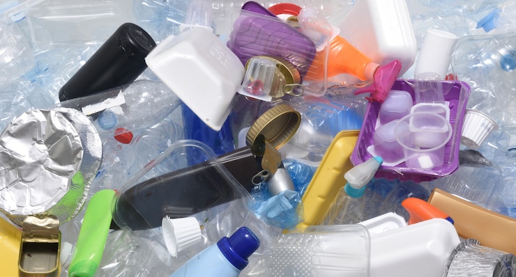 Foto un contenitore per il riciclaggio di contenitori