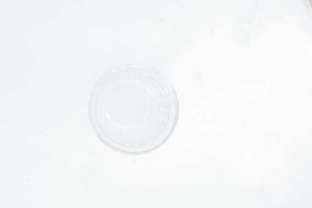 un coperchio trasparente che è trasparente e ha uno sfondo bianco