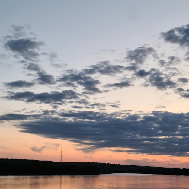 Un corpo d'acqua con nuvole nel cielo