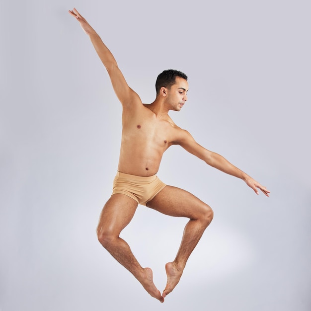 Un corpo di ballerini è la sua tela Foto in studio di un giovane che esegue un recital di balletto su uno sfondo grigio