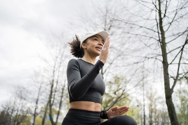 Un corridore femminile sta eseguendo un allenamento fitness in una tuta attillata