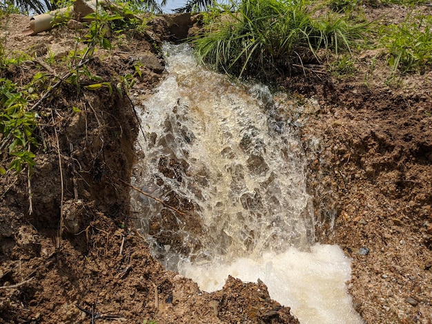 Un corso d'acqua scorre giù per una collina