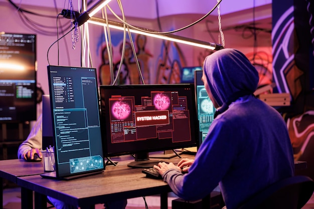 Un criminale con cappuccio ha hackerato con successo il sistema informatico di un magazzino abbandonato. Un hacker ha ottenuto l'accesso non autorizzato e ha rubato dati preziosi dal server online del database