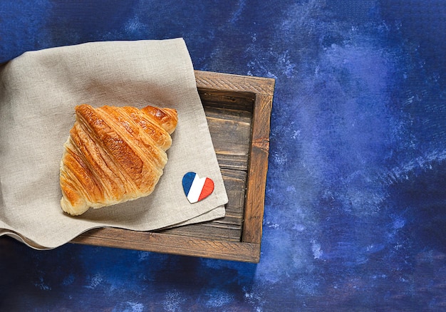 Un croissant francese e un cuore