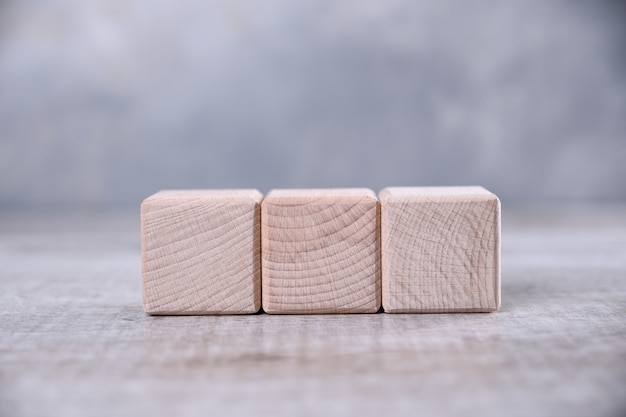 Un cubo di legno bianco sul tavolo.