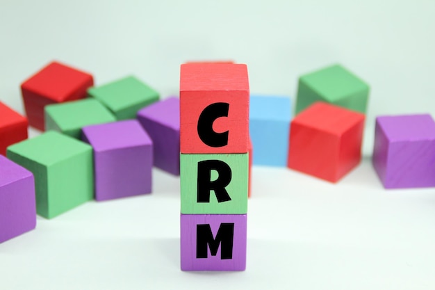 Un cubo rosso con sopra la parola crm