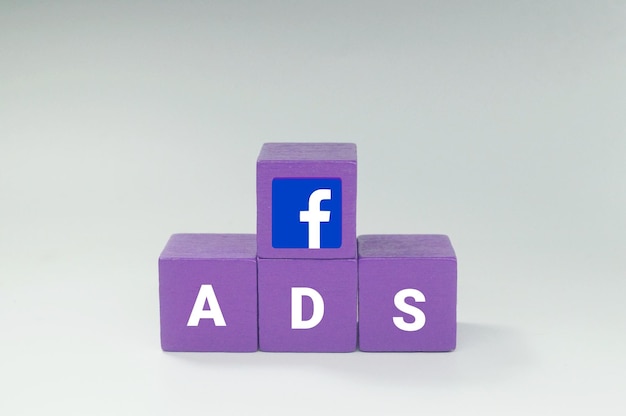 Un cubo viola con sopra la parola facebook ads