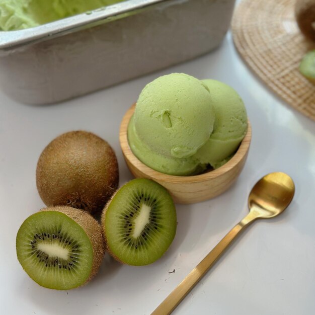 Un cucchiaio d'oro è accanto a un gelato al kiwi.