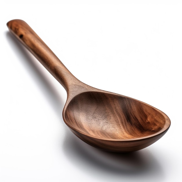 Un cucchiaio di legno con manico in legno è su uno sfondo bianco.