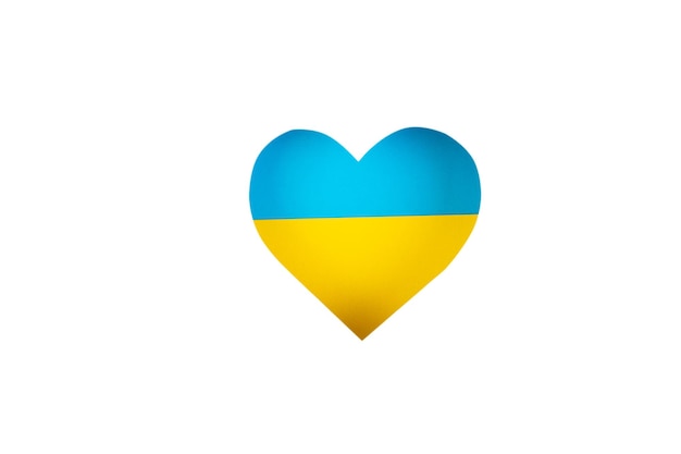 Un cuore fatto dalla bandiera dell'Ucraina giallo blu su uno sfondo bianco isolato Concetto di stop alla guerra indipendenza dell'Ucraina Patriottismo e amore per il paese La mia patria