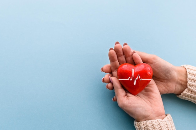 Un cuore rosso nella mano di un uomo