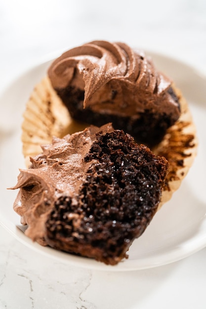 Un cupcake al cioccolato tagliato a metà sul bancone della cucina.