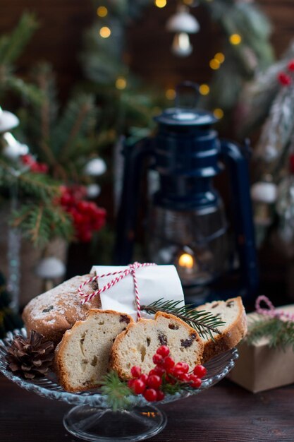 Un cupcake di Natale sullo sfondo di un albero di Natale con luci che serve prodotti a base di farina