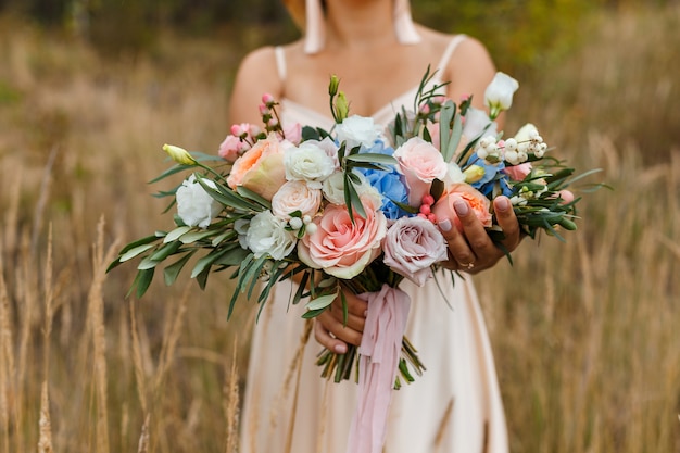 Un delicato e bellissimo bouquet da sposa di fiori.