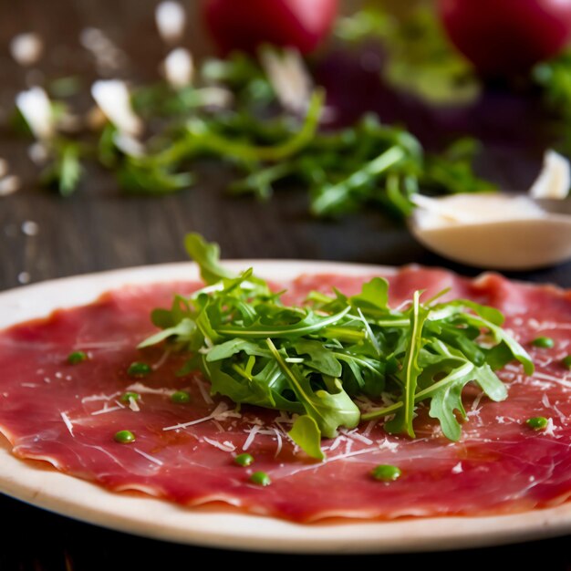 un delizioso carpaccio di manzo con parmigiano e rucola