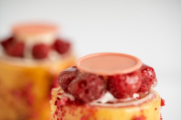 Un delizioso dessert di budino di lamponi condito con crema golosa e una dolce pioggerellina