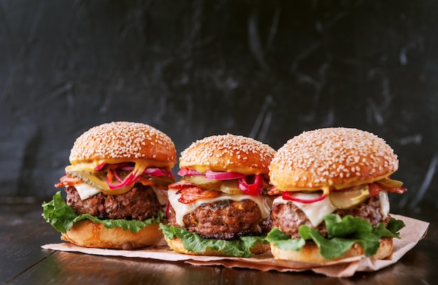 Un delizioso e succoso hamburger casalingo in stile rustico con una grossa braciola di manzo