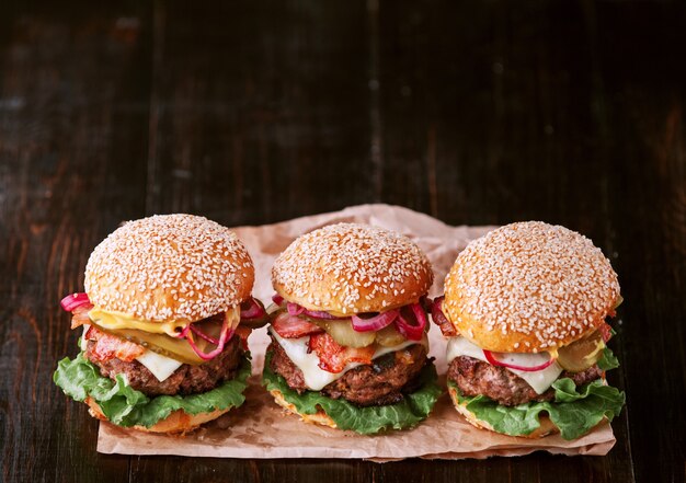 Un delizioso e succoso hamburger casalingo in stile rustico con una grossa braciola di manzo